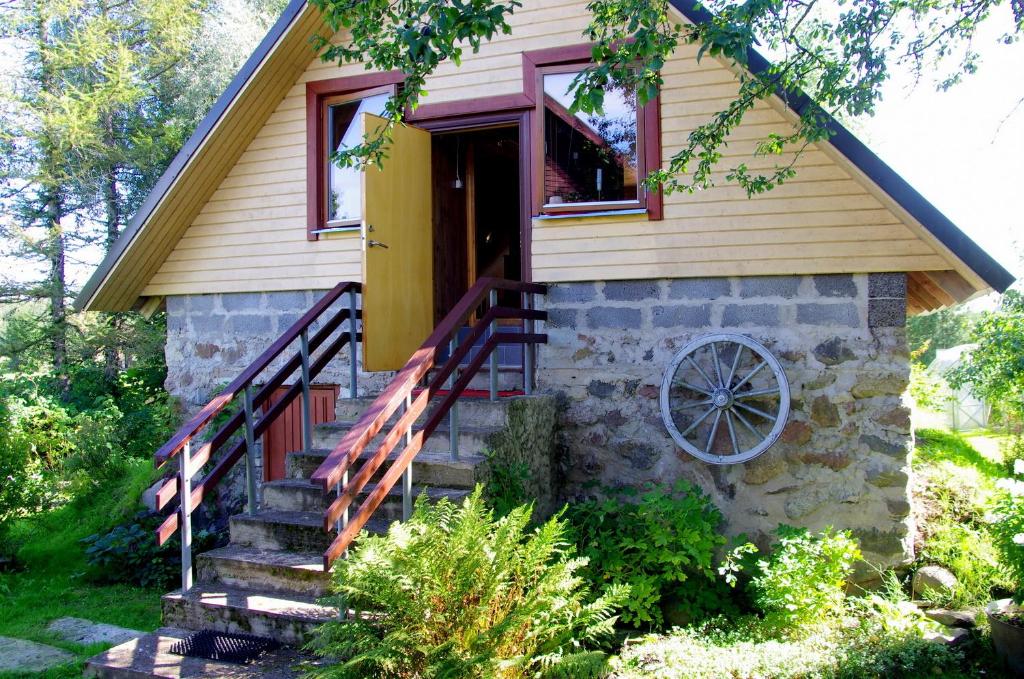 Paide Homestay في Kriilevälja: منزل صغير مع سلالم تؤدي إلى الباب