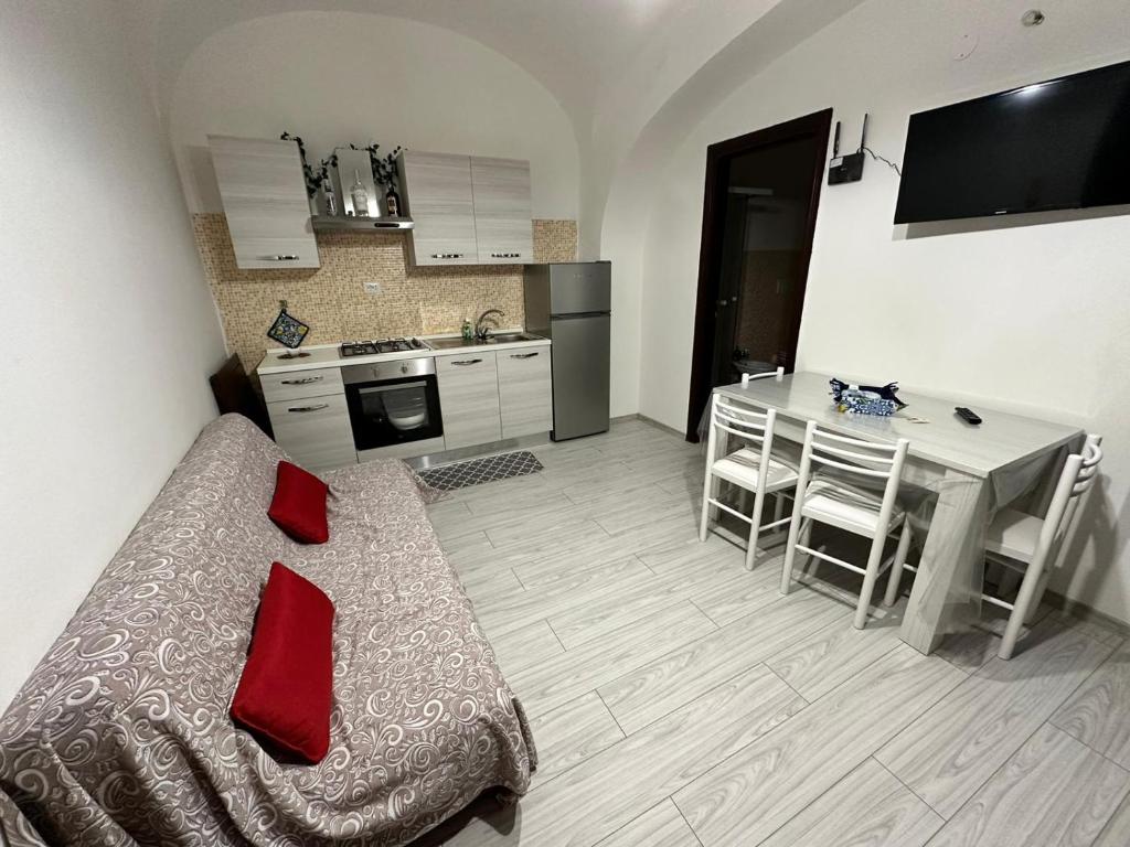 Pokój z łóżkiem i kuchnią ze stołem w obiekcie Casa vacanza Città dei Papi Anagni w mieście Anagni