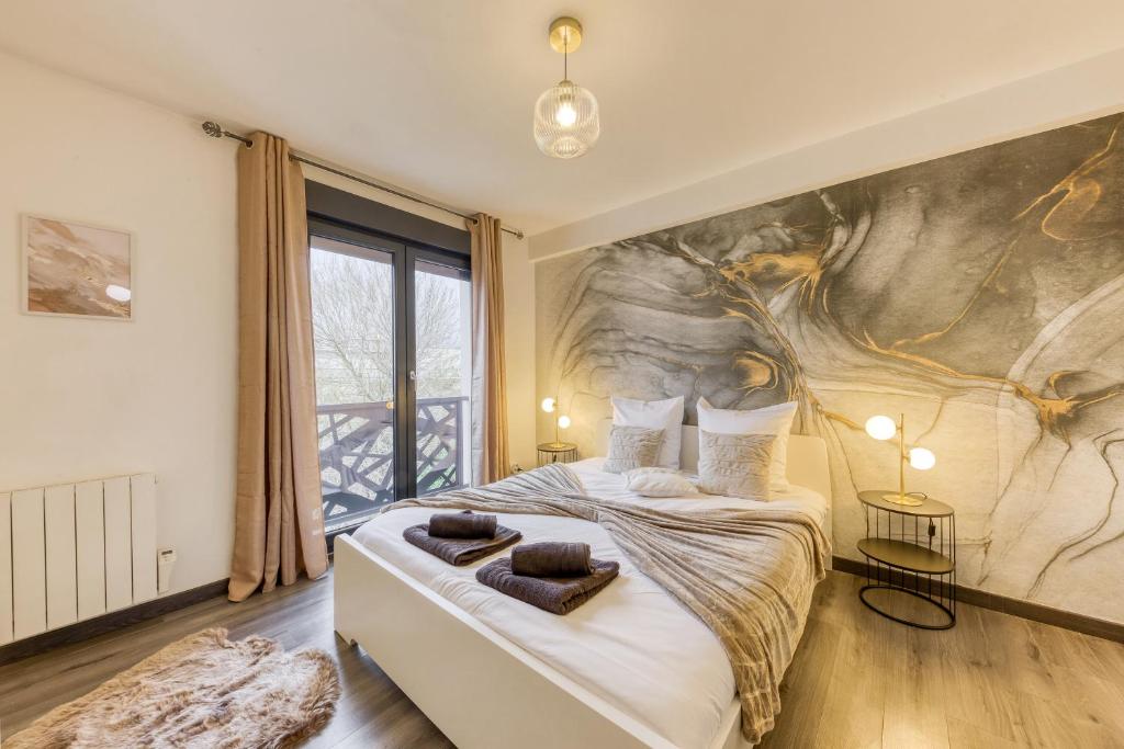 um quarto com uma cama grande e uma pintura na parede em Central 5 - 10 min Paris - 30 min Disney - Free Parking - 5 min RER A em Fontenay-sous-Bois