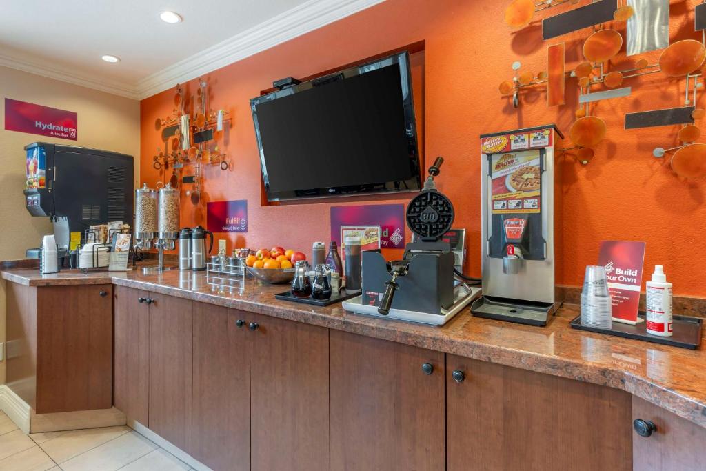 Best Western Plus Airport Plaza photo