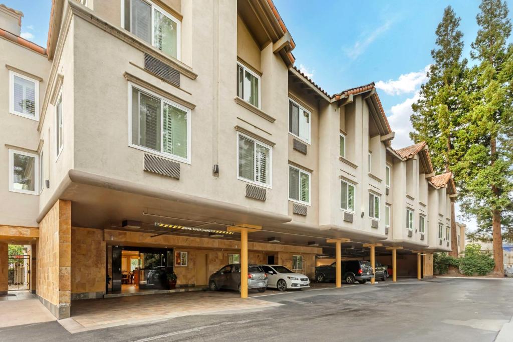 Best Western Plus Airport Plaza photo
