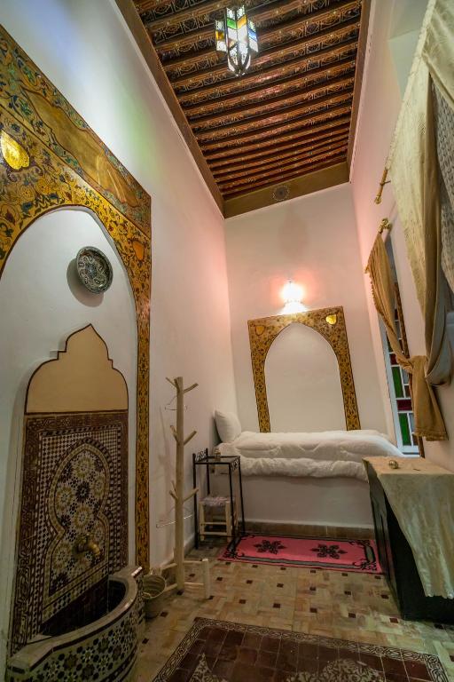 Postel nebo postele na pokoji v ubytování RIAD DAR DIWAN