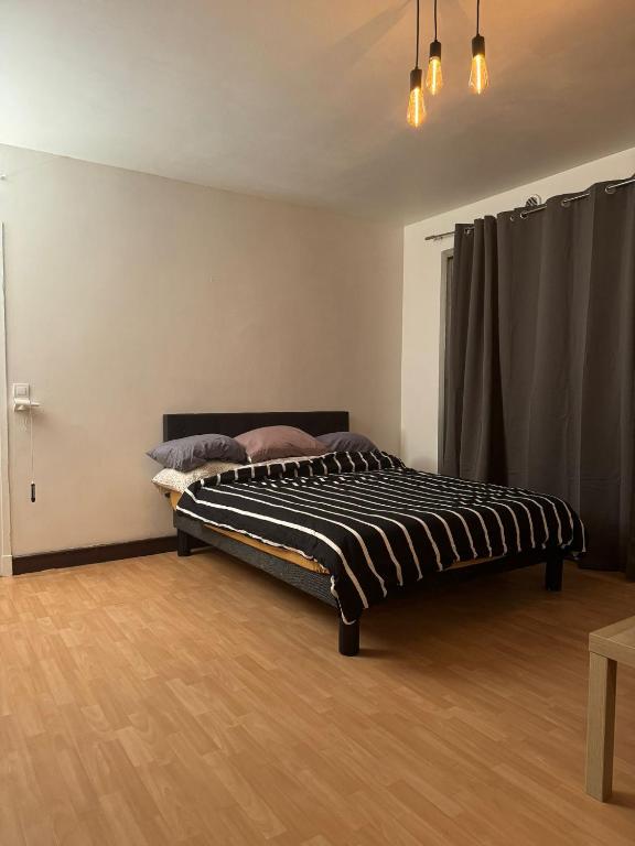 En eller flere senge i et v&aelig;relse p&aring; Champs Elys&eacute;es Cosy appartement