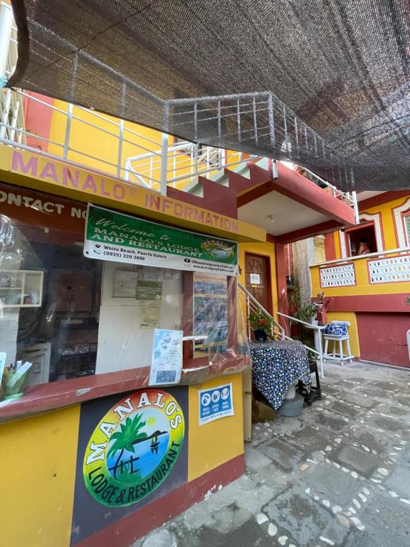 einem Imbissstand vor einem Restaurant in der Unterkunft Manalo's Lodge and Restaurant in Puerto Galera