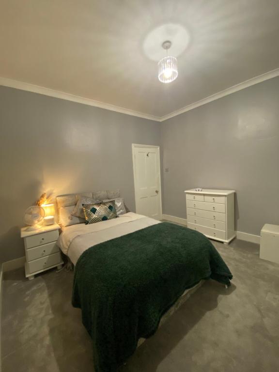 Cozy double room available -South London