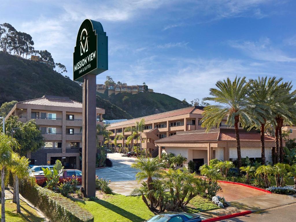 um sinal de rua em frente a um hotel em Mission View Inn & Suites San Diego Sea World - Zoo em San Diego