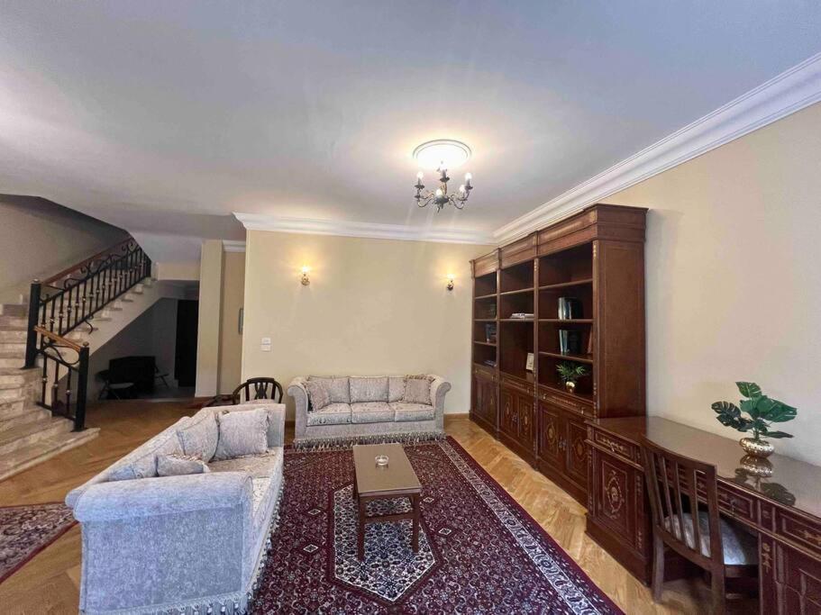 Posezení v ubytování Elegant Villa in Sheikh Zayed City, Egypt - Families Only