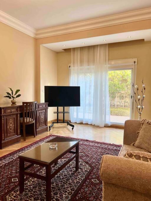 TV a/nebo společenská místnost v ubytování Elegant Villa in Sheikh Zayed City, Egypt - Families Only