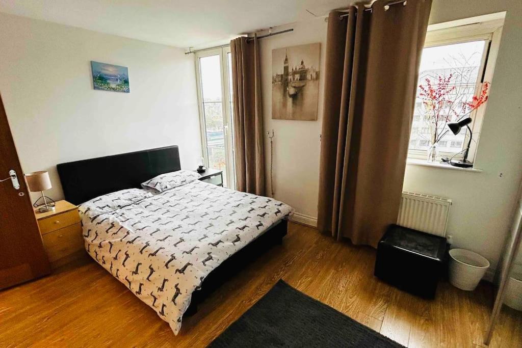 a bedroom with a bed and a window at Baker Street 2 Bed Apartment in London