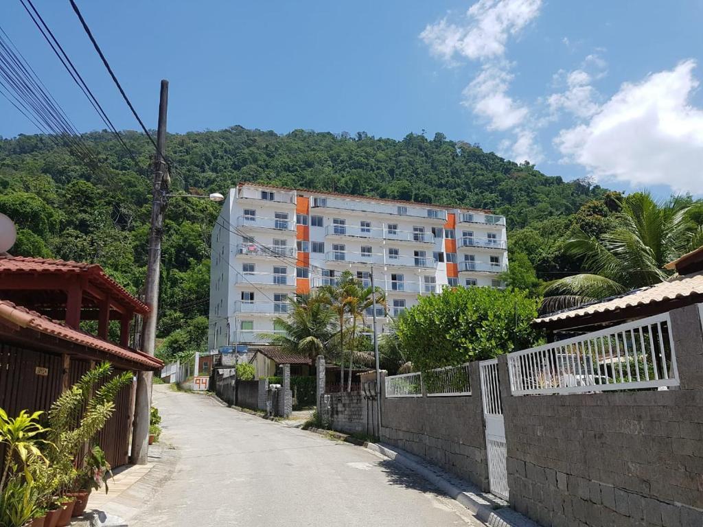 an empty street with a tall building in the background at Solar Camorim in Angra dos Reis