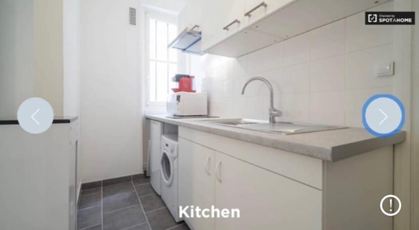 une cuisine avec un évier et une machine à laver dans l'établissement Studio près de la Porte Maillot, à Paris