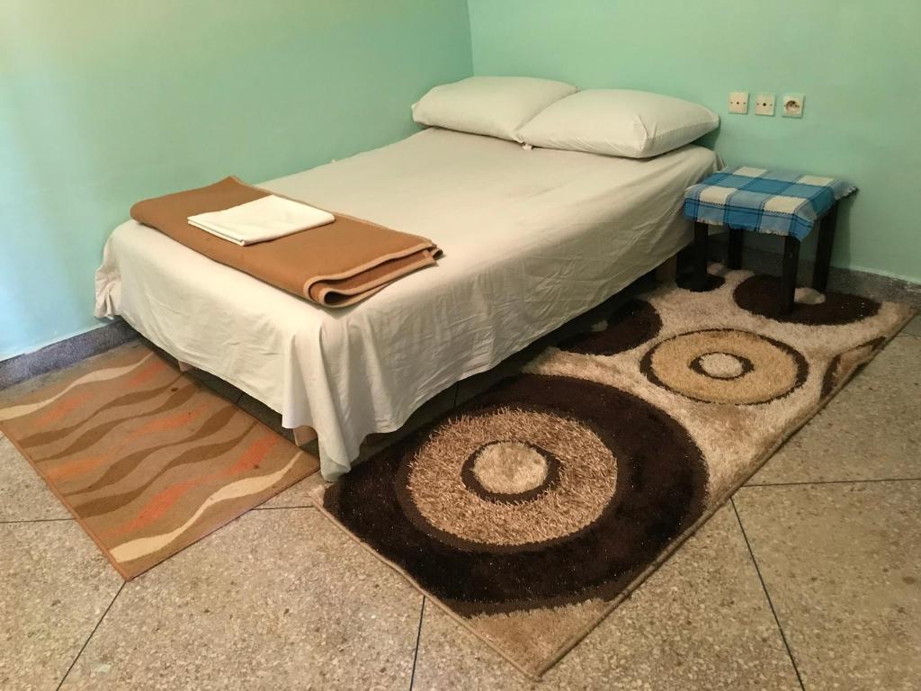 een bed met een bruine zak erop bij Maison d’hôtes ATLAS ait alla in Tan-Tan Plage