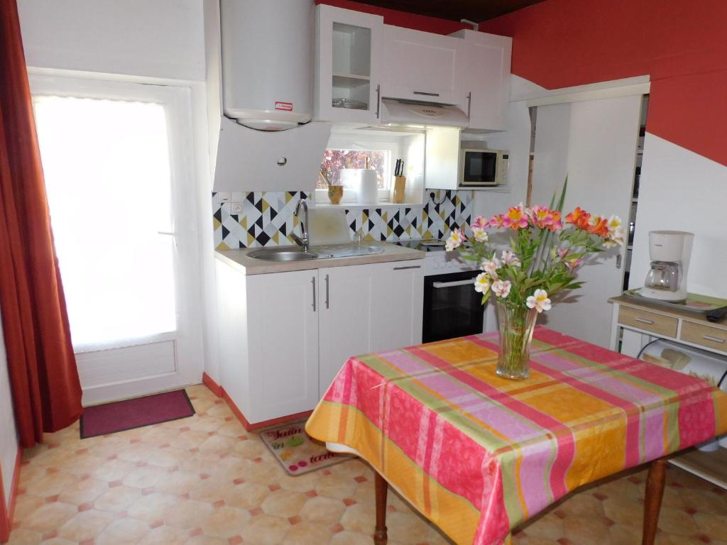 A kitchen or kitchenette at Gîte Saint-Julien-des-Landes, 2 pièces, 3 personnes - FR-1-426-336