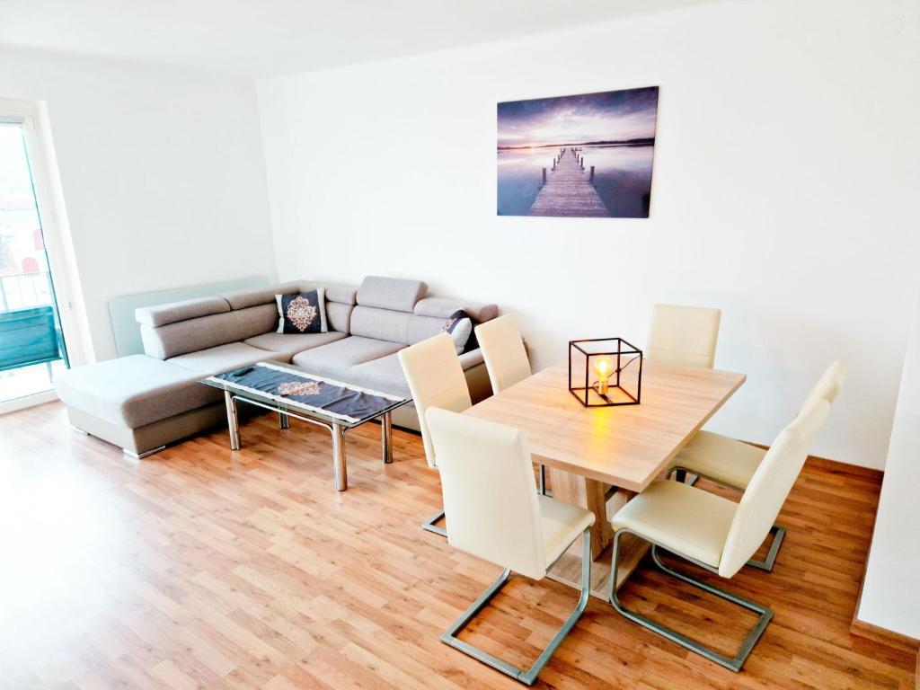 salon ze stołem i kanapą w obiekcie Apartment in Fohnsdorf near thermal baths w mieście Fohnsdorf