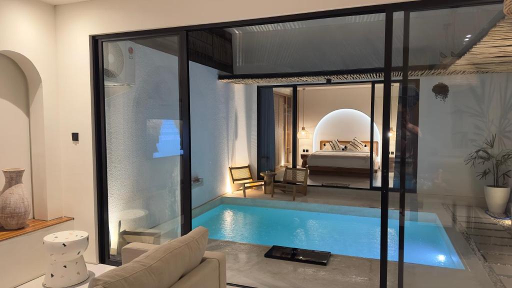 un salon avec une piscine et une chambre dans l'établissement Villa Zihuatanejo Brand new, à Canggu