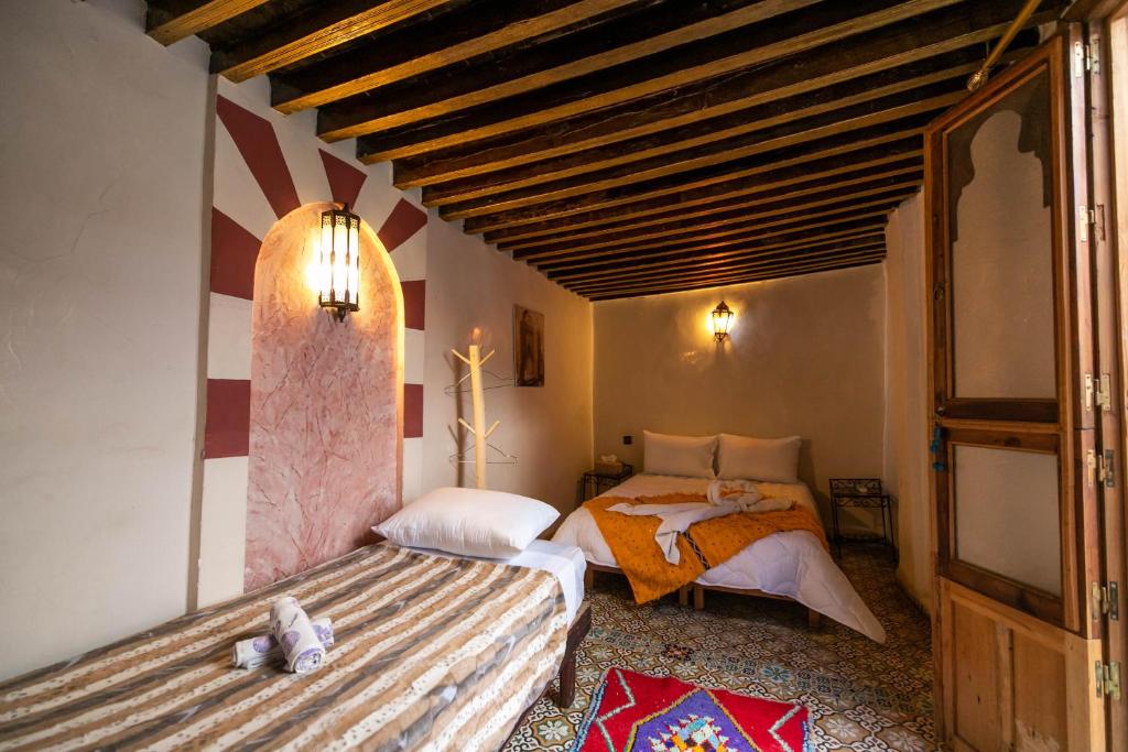 Postel nebo postele na pokoji v ubytování RIAD DAR DIWAN