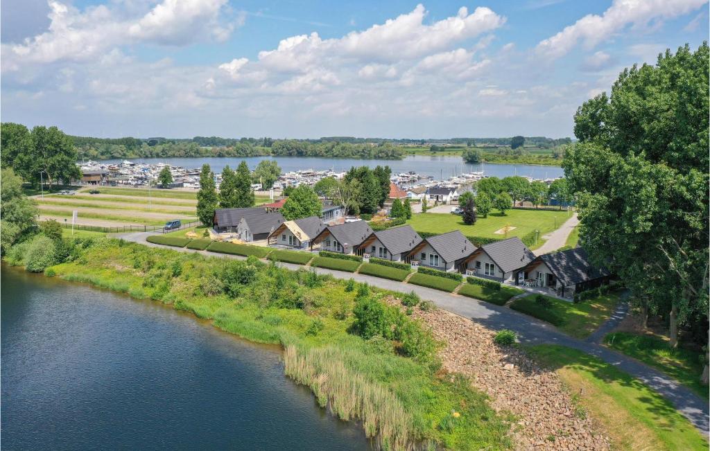 - une vue aérienne sur un complexe avec une rivière et des maisons dans l'établissement Pet Friendly Home In Kerkdriel With Lake View, à Kerkdriel