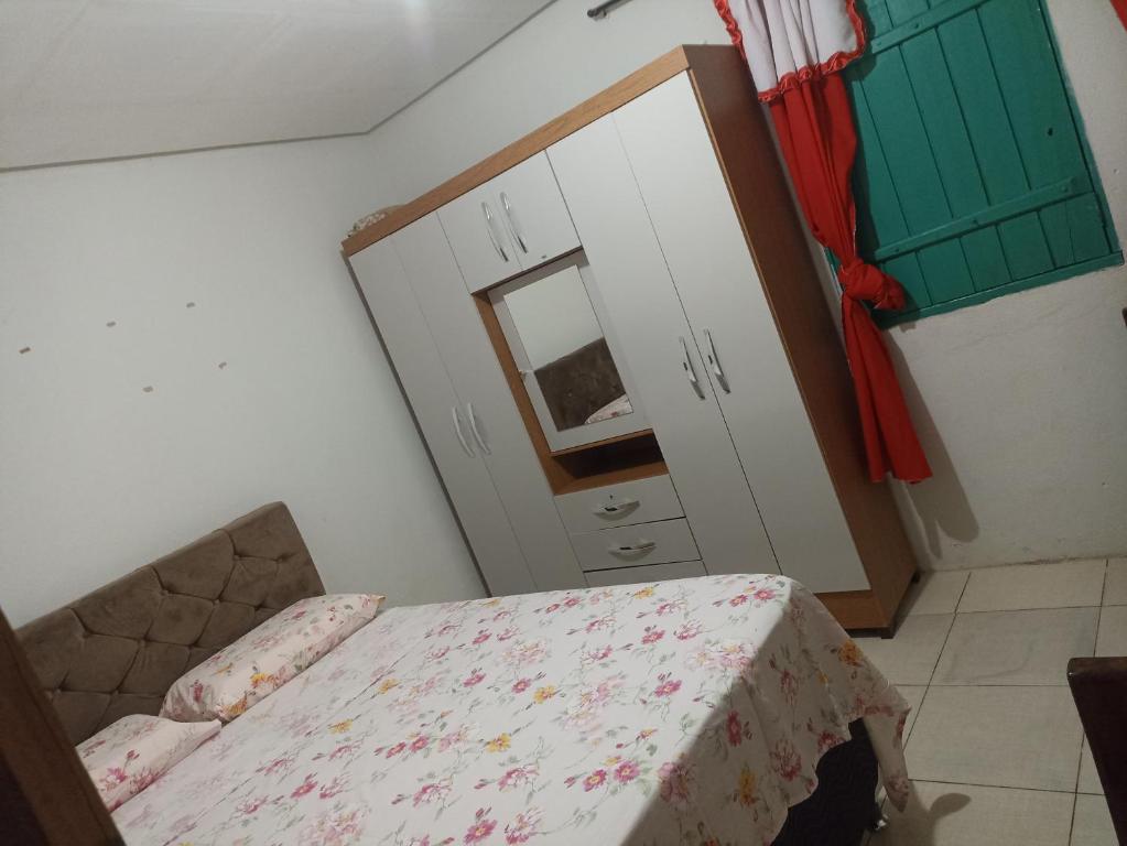 a bedroom with a bed and a dresser and a mirror at Casa da Ilsinha in Lençóis