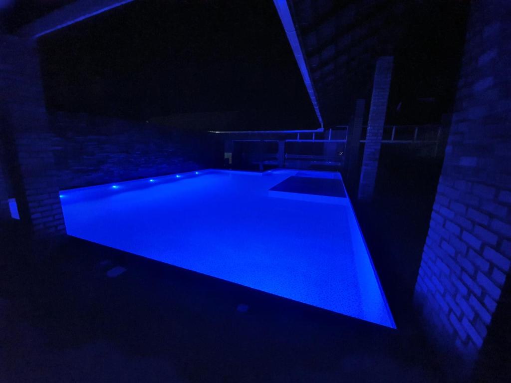 una piscina vacía en una habitación oscura en Tia zani, en Pomerode