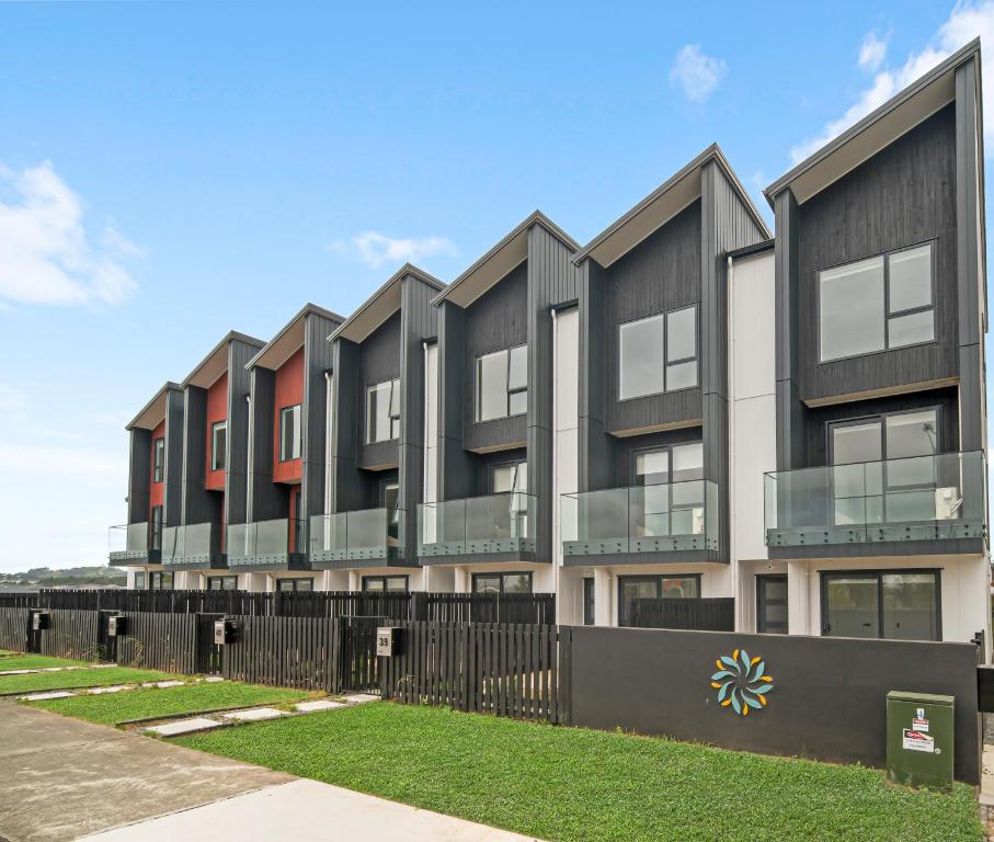 uma imagem de um edifício de apartamentos com varandas em Charming Urban Townhouse Getaway em Auckland