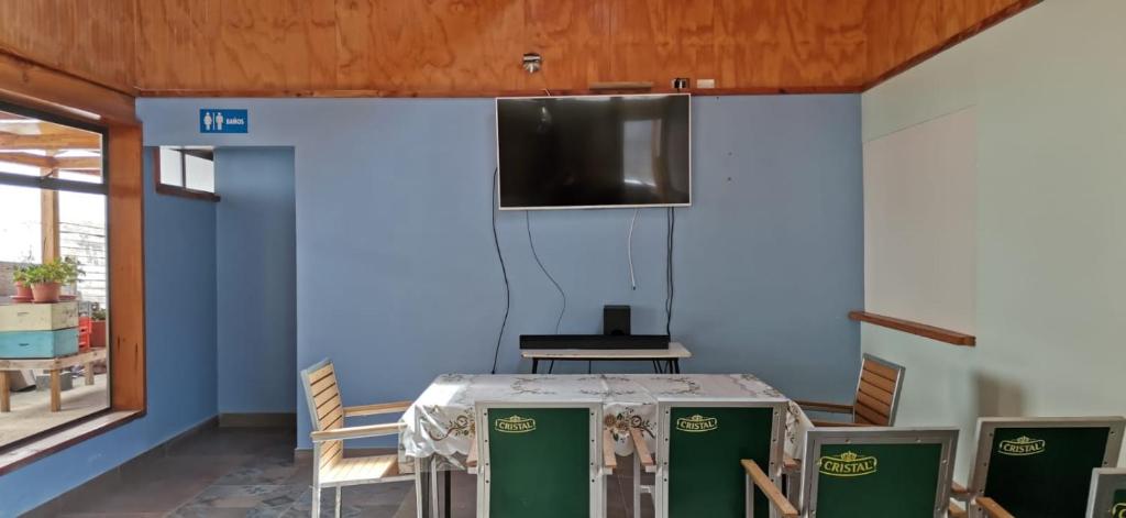 um quarto com uma mesa e uma televisão na parede em FANTASTICH em Viña del Mar
