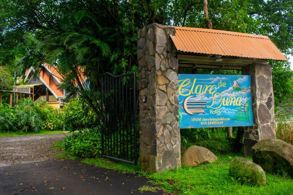 a sign for a house with a gate at Hotel Claro de Luna in Monteverde Costa Rica