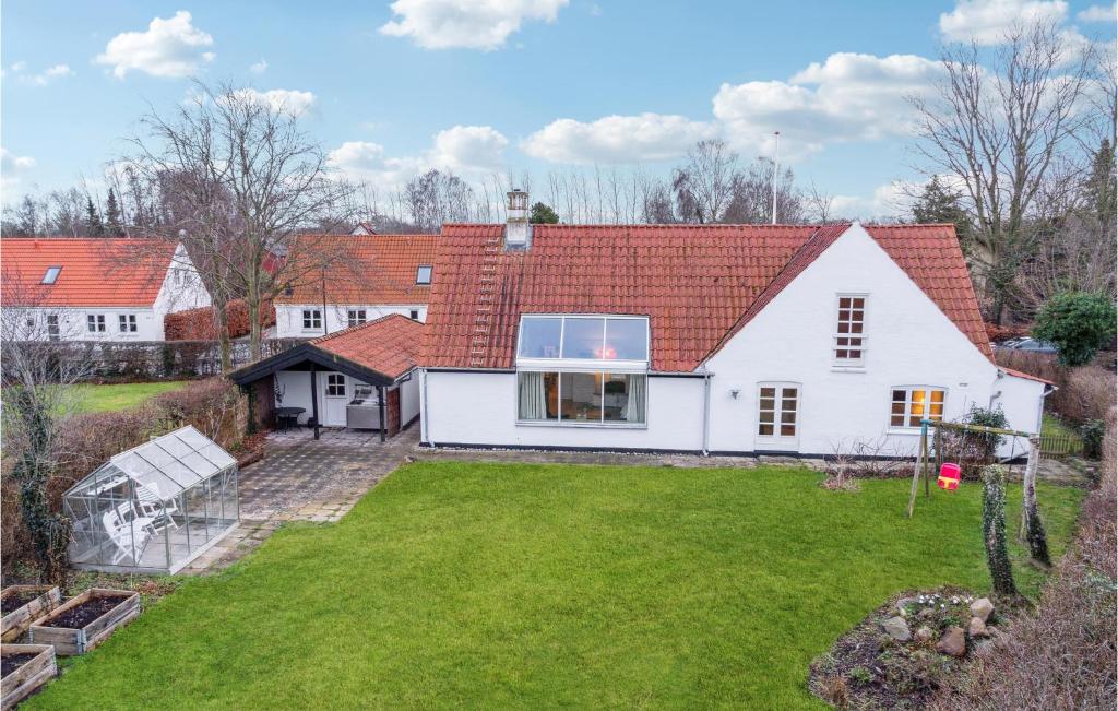 - une vue aérienne sur une maison blanche avec une cour dans l'établissement Amazing Home In Kirke Sby With Kitchen, à Kirke Såby