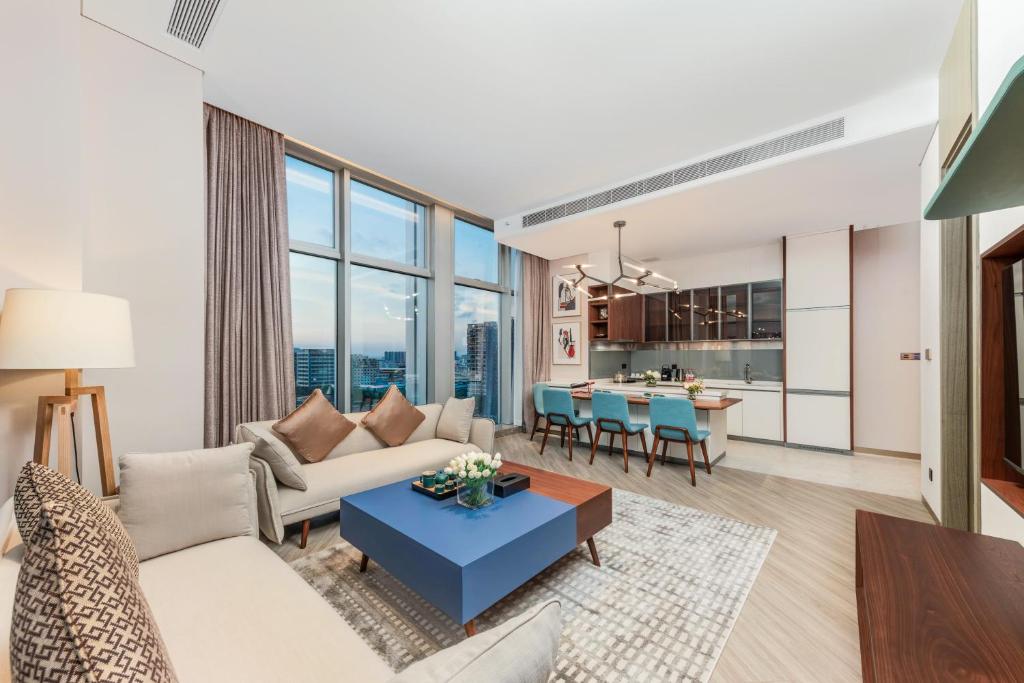 a living room with a couch and a table at Sha Zhi Ye Serviced Apartment Hotel - Houjie Wanda Plaza Liaoxia Subway Station in Dongguan