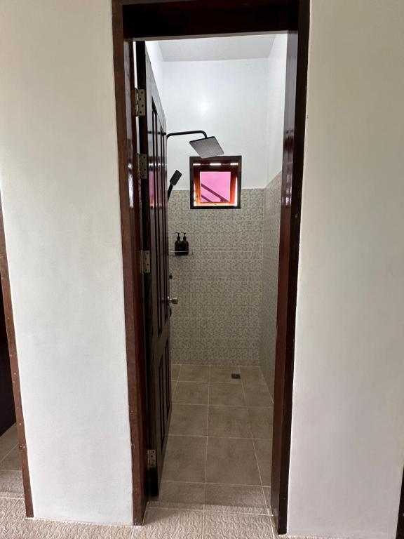 Kylpyhuone majoituspaikassa Haven Suites Siargao