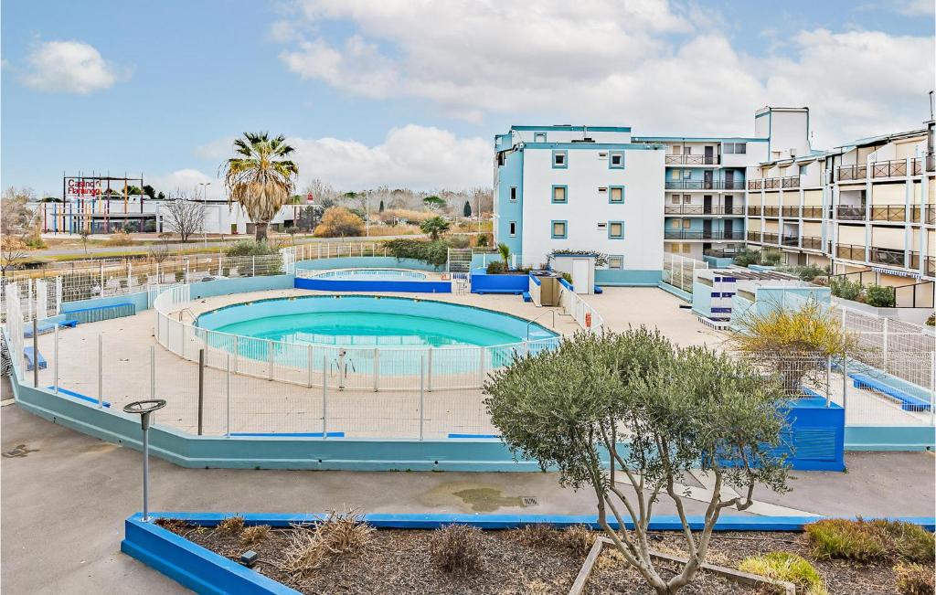 une grande piscine devant un immeuble dans l'établissement Gorgeous Apartment In Le Grau-Du-Roi, au Grau-du-Roi