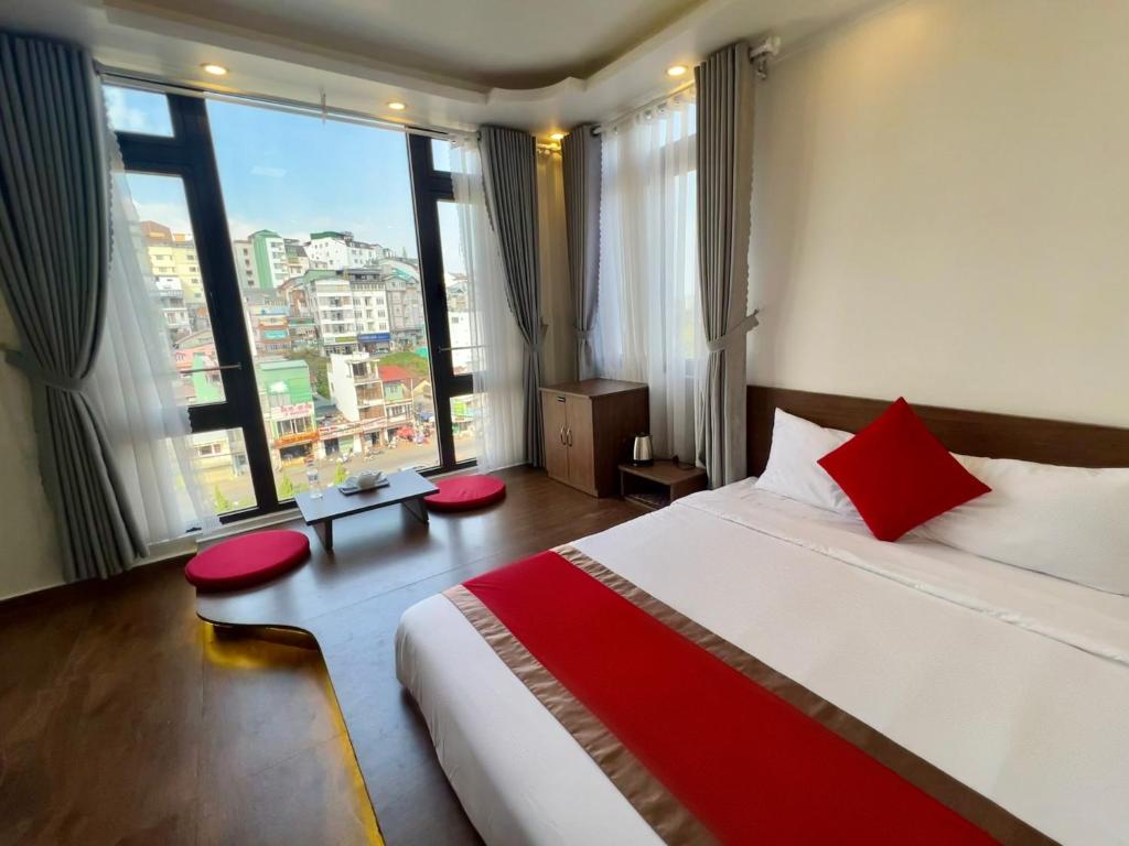 Postel nebo postele na pokoji v ubytování Le Tuan Minh Hotel