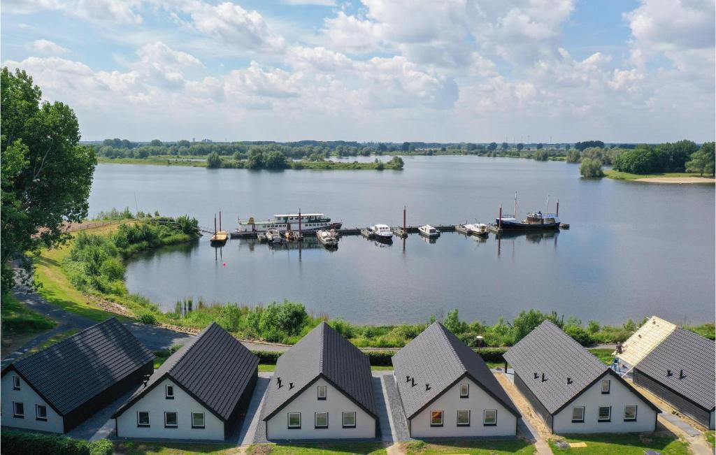 uma vista aérea de um lago com casas e barcos em Lovely Home In Kerkdriel With Lake View em Kerkdriel