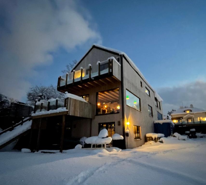 un edificio con la neve sul terreno di fronte ad esso di Mysig, modern studio med egen strand a Stoccolma