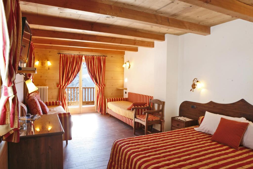 Les Combes - Sala Cuádruple Superior Con Balcón