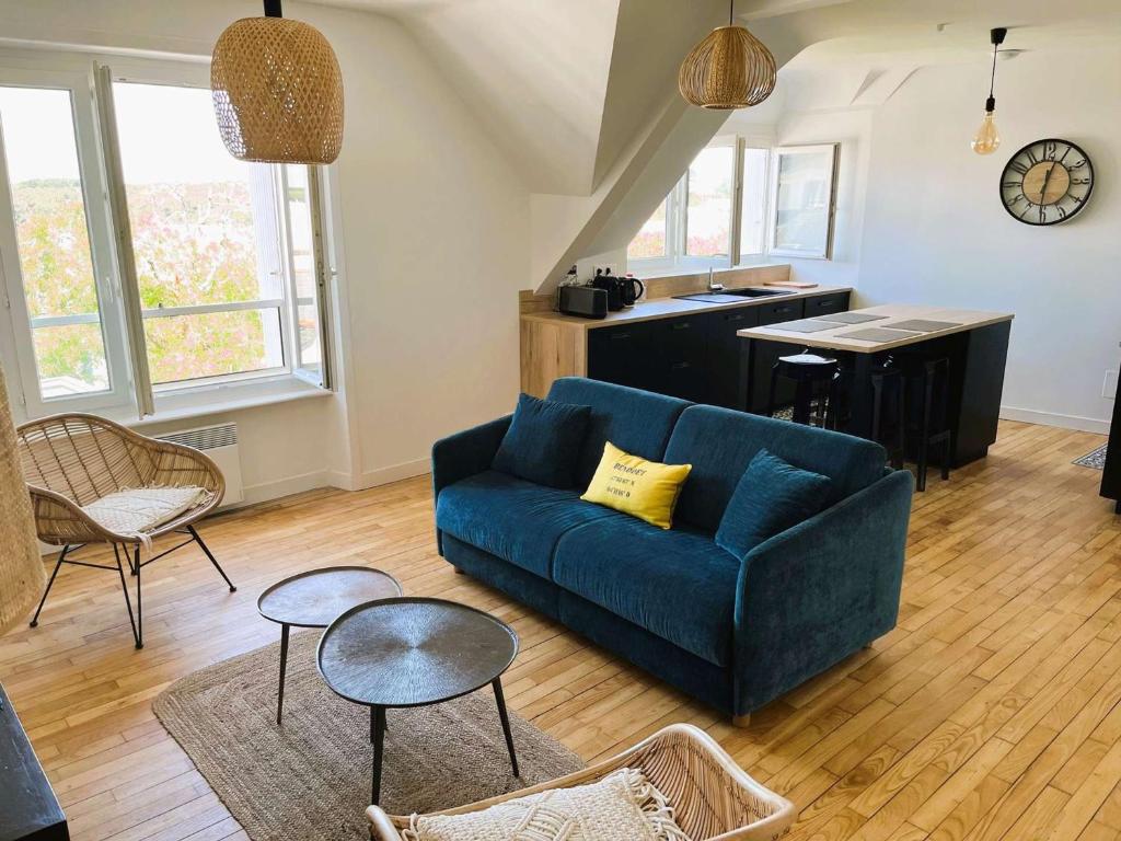 un soggiorno con divano blu e una cucina di Appartement Bénodet, 2 pièces, 4 personnes - FR-1-481-152 a Bénodet
