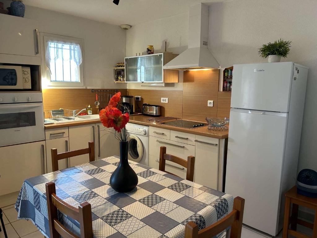 Photo de la galerie de l'établissement Maison 3 pièces avec piscine, parking, animaux admis - Fleury-Saint-Pierre-la-Mer - FR-1-229D-126, à Fleury