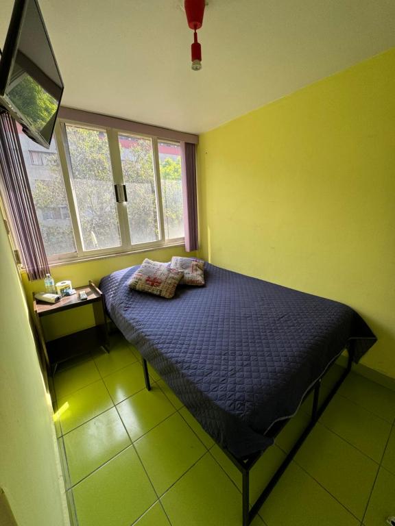 Postel nebo postele na pokoji v ubytování Habitación comoda y pequeña, cerca del Centro histórico (metro Tlatelolco)