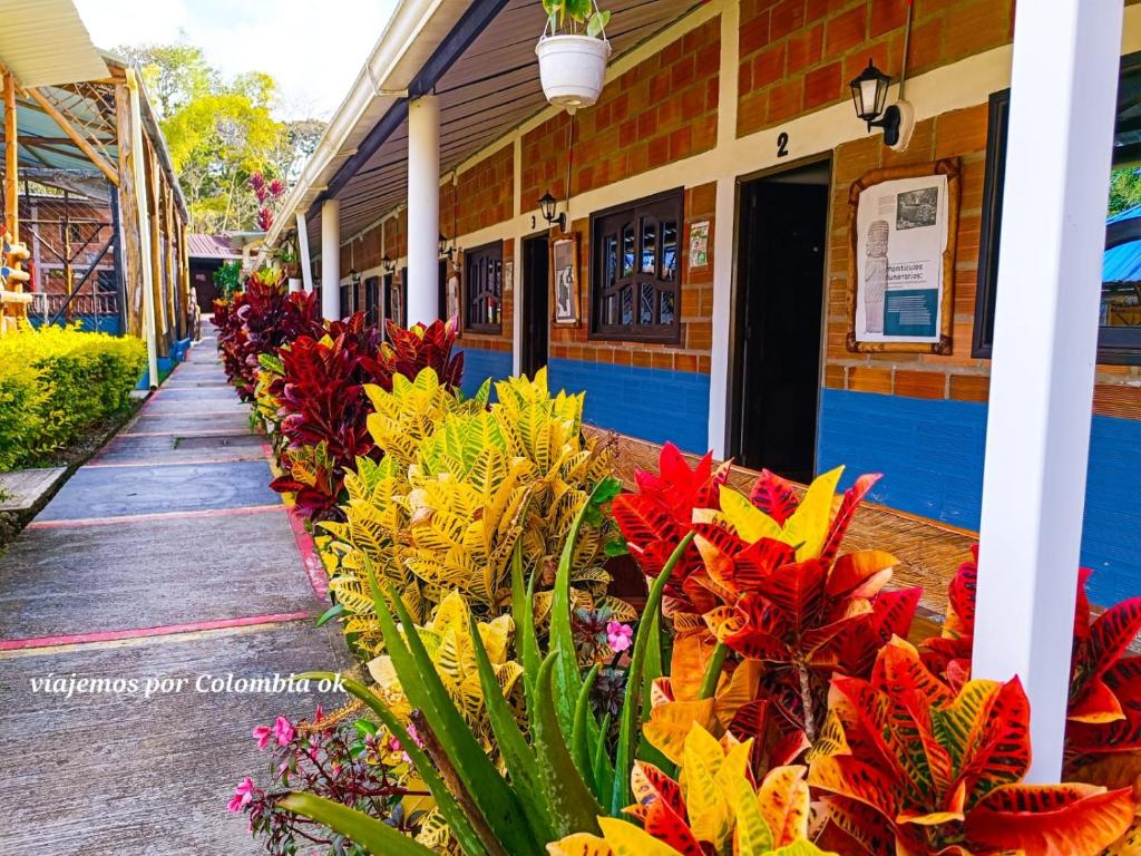 um edifício com flores coloridas à sua frente em Hotel Arqueológico San Agustín em San Agustín