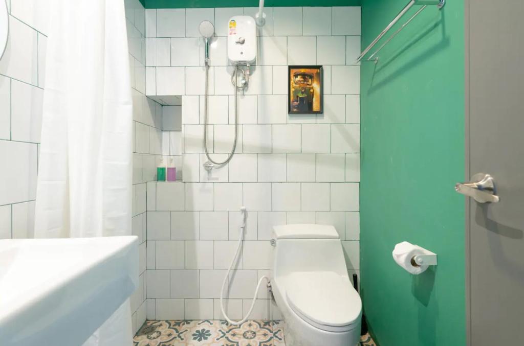 Koupelna v ubytování Tuk Tuk House 250m from MRT Sirikit