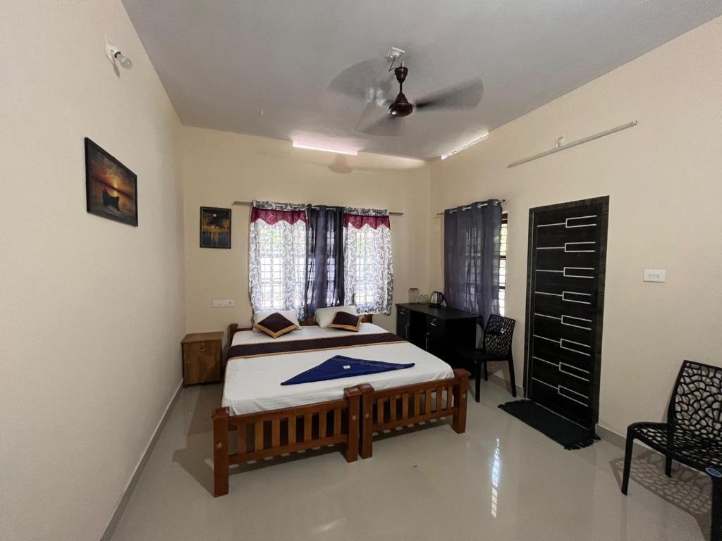 um quarto com uma cama num quarto em Anugraha Lotus Homestay em Varkala