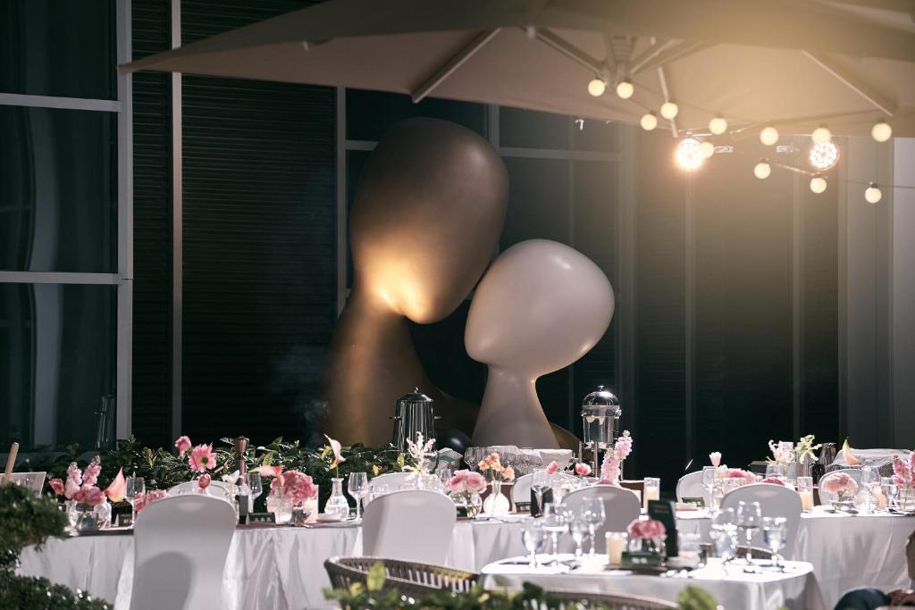 a table with white clothed tables and a giant balloon at Sha Zhi Ye Serviced Apartment Hotel - Houjie Wanda Plaza Liaoxia Subway Station in Dongguan