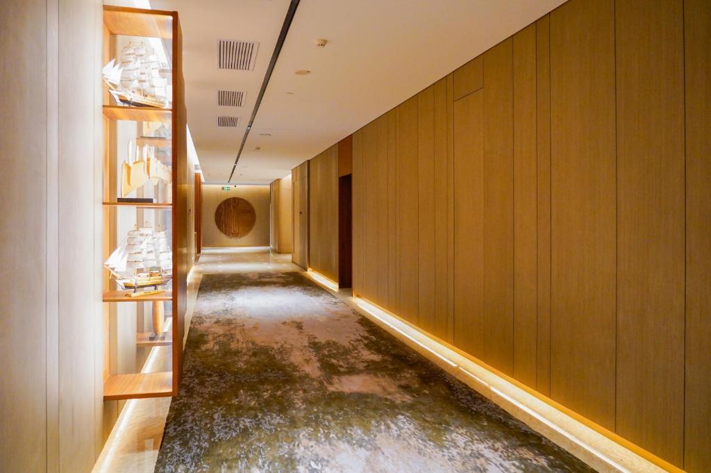 a long hallway with a floor of water at Sha Zhi Ye Serviced Apartment Hotel - Houjie Wanda Plaza Liaoxia Subway Station in Dongguan
