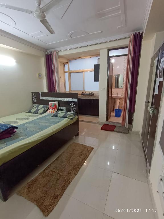 1 dormitorio con 1 cama y TV en Hobbit, en Gurgaon