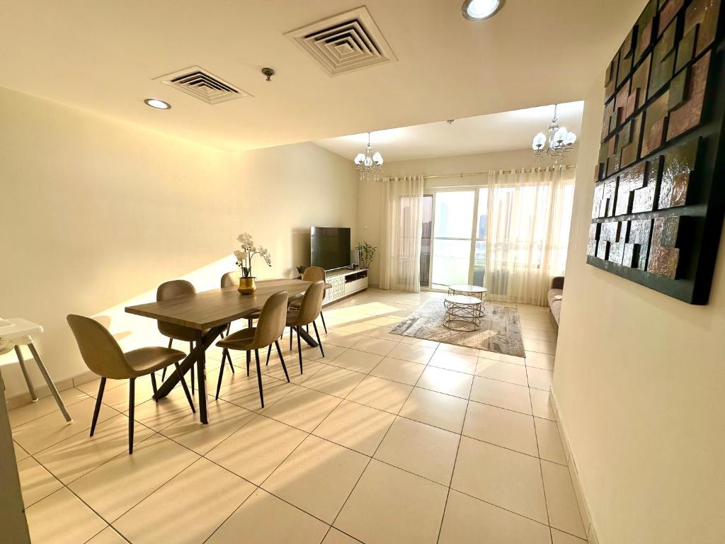 Luxury Apartment Al Khan Corniche View 2 BD, Schardscha Aktualisierte