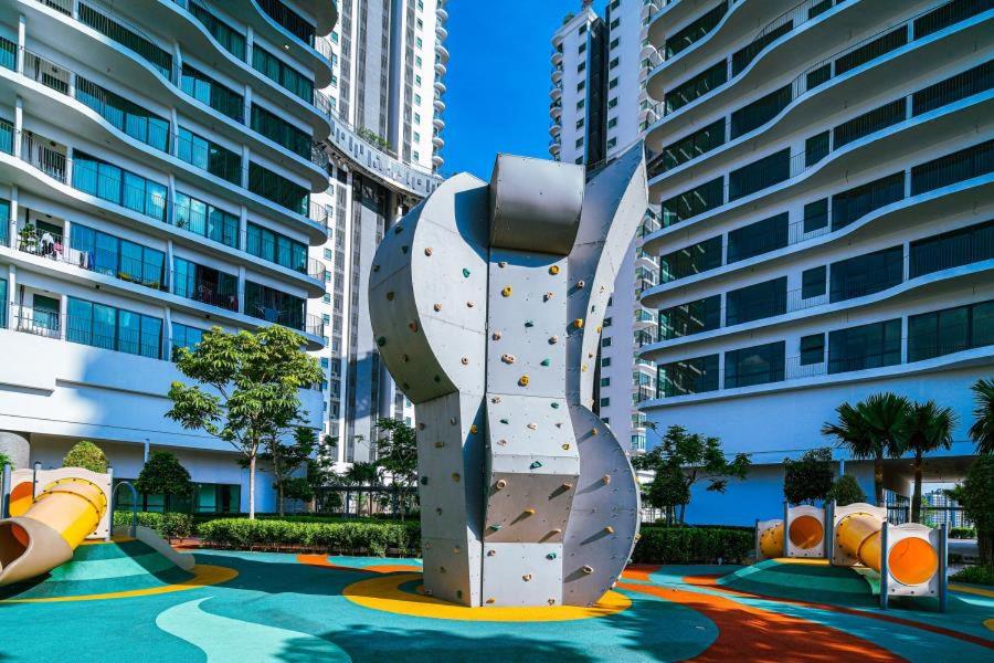 Bazén v ubytování Datum Jelatek - KLCC Sky Ring Linked To LRT & Mall by AwNa nebo v jeho okolí
