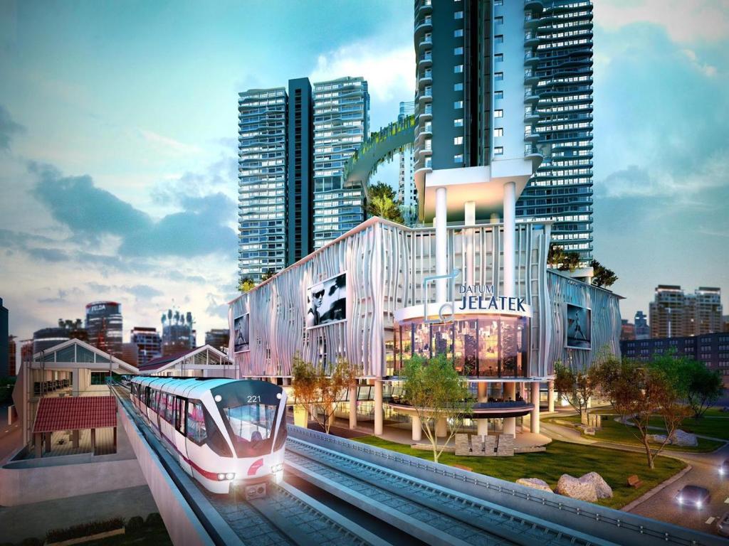 Ein Zug fährt mit einem Gebäude in einen Bahnhof. in der Unterkunft Datum KLCC Sky Ring Linked To LRT & Mall by AwNa in Kuala Lumpur