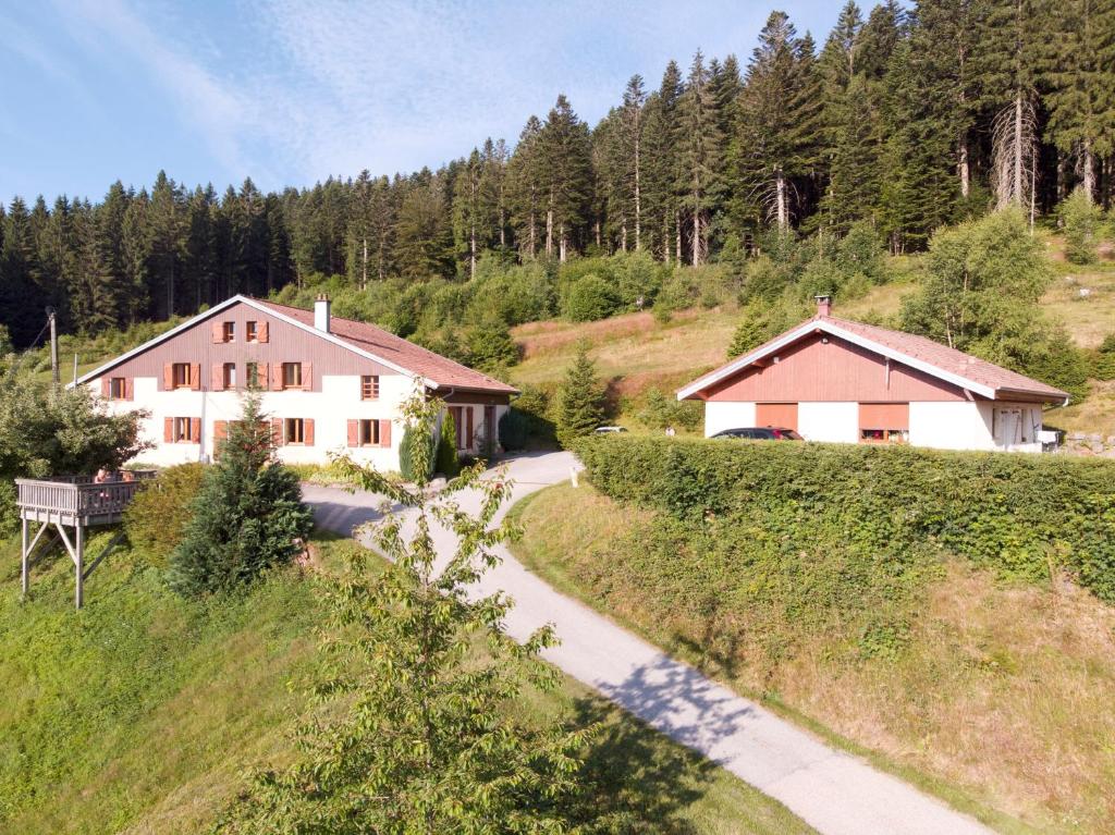 une maison sur une colline à côté d'une route dans l'établissement Gites les Plombes, à Xonrupt-Longemer