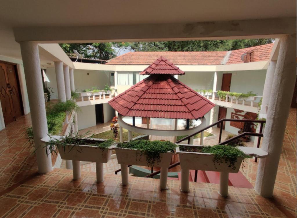 einen Balkon mit Pavillon in einem Haus in der Unterkunft Nisarga Resort in Kaglipur