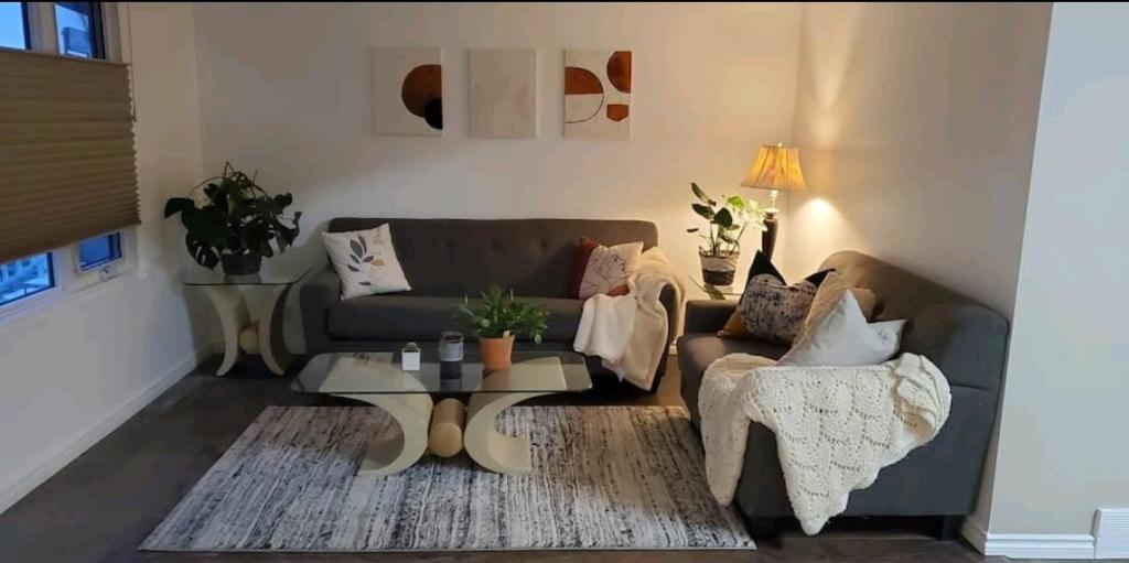 Like Home في ريجينا: غرفة معيشة مع أريكة وطاولة قهوة