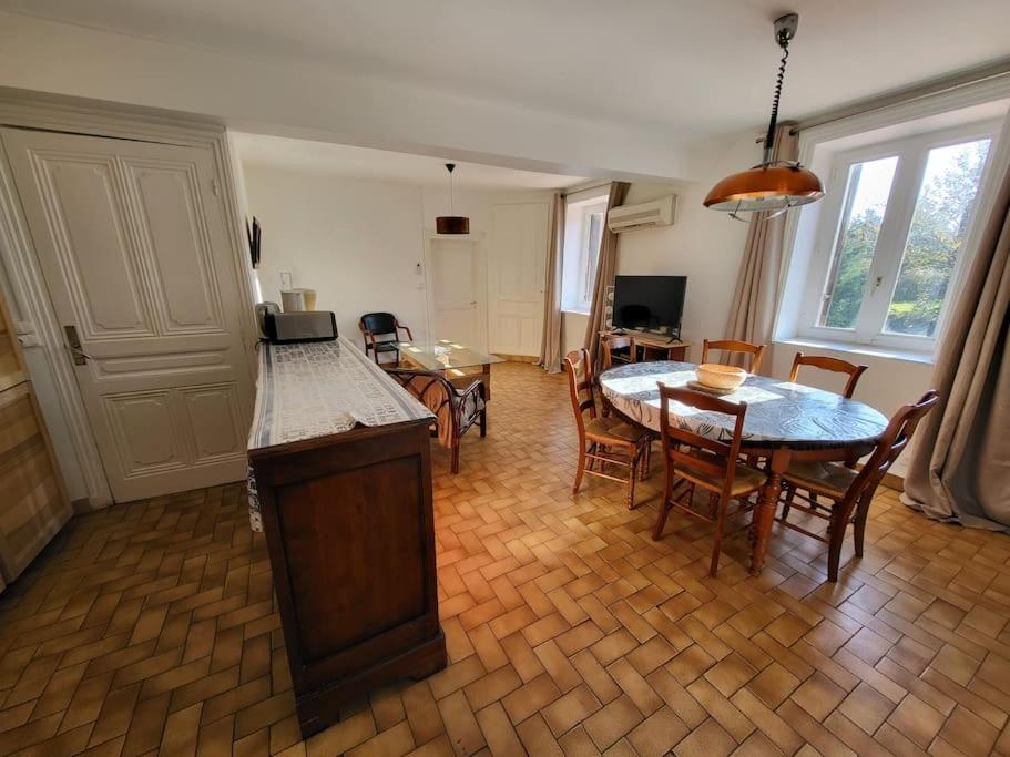 eine Küche und ein Esszimmer mit einem Tisch und Stühlen in der Unterkunft Gite la ferme des maraîchers in Albigny-sur-Saone